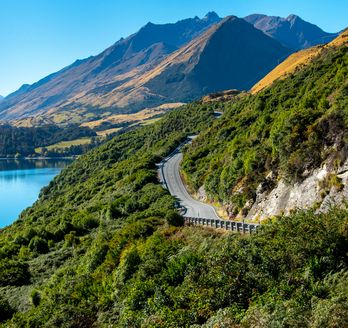 Straße entlang einem Berg in Neuseeland