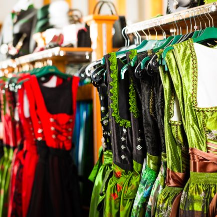 Shopping in Deutschland Trachten an Kleiderhaken