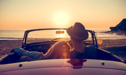 Urlaubskalender Saison Sommer Paar Auto Strand