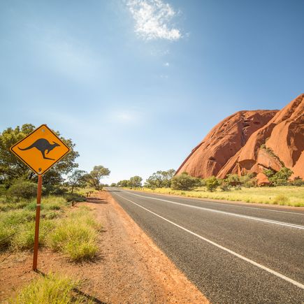 Camper Australien Urlaub Reisen Straße im Outback mit Warnschild Känguru
