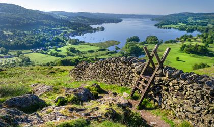 Grüne LAndschaft mit See im LAke District England