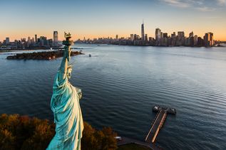 Blick über die Freiheitsstatue auf New York City