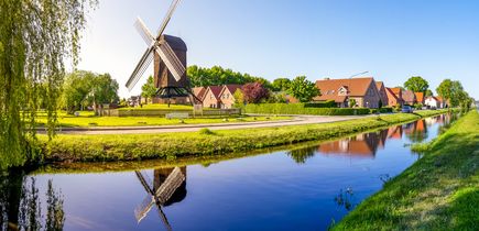 Landschaft mit Fluss und Windmühle