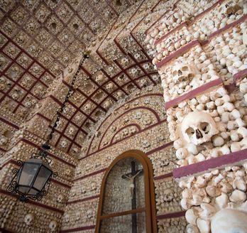 Eine detailreiche Decken- oder Gewölbestruktur in einem historischen Gebäude. In Faro.