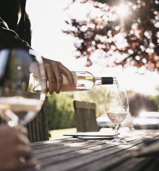 Wein wird im Weinanbaugebiet in Australien eingeschenkt