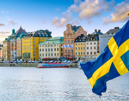 Blick auf den Hafen von Stockholm mit der Landesfahne im Vordergrund