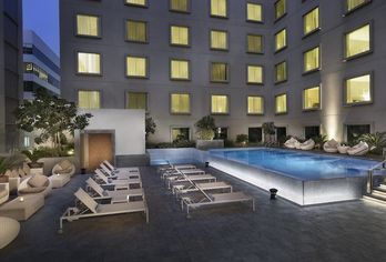 Hilton Garden Inn Dubai, Mall Avenue