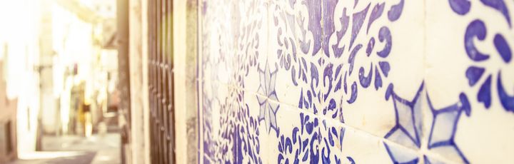 Ein Wandbild oder Fliesenkunst mit einem Vogelmotiv.