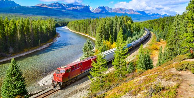 Zug im  Banff Nationalpark