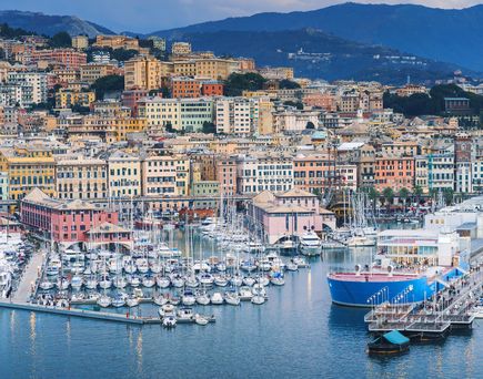 Genua Hafen mit Häusern und Booten