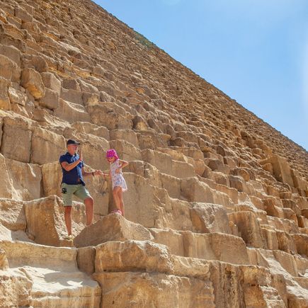 Besucher wirken winzig auf der riesigen Pyramide