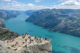 Blick über den Stavangerfjord. Menschen stehen auf einem Felsen