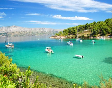 Kroatien Strand Urlaub Istrien Boote in einer Bucht