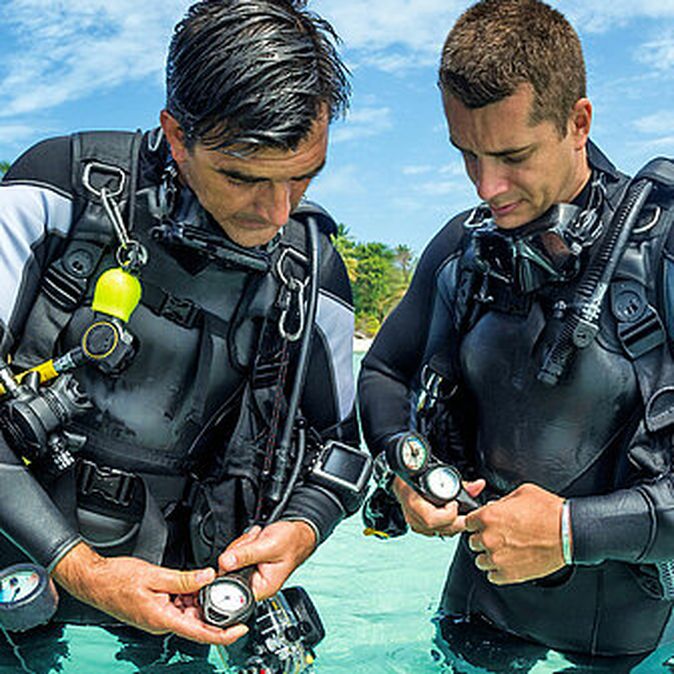 2 Taucher im Meer gucken auf Ausrüstung