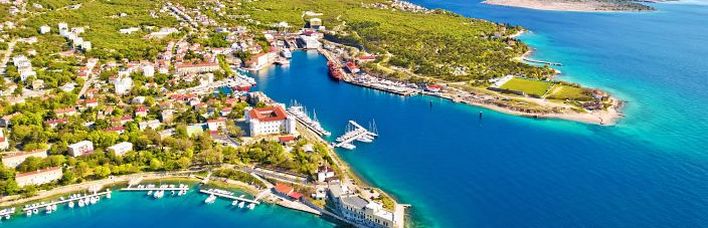 Eine Luftaufnahme einer Küstenstadt mit einem Hafen.