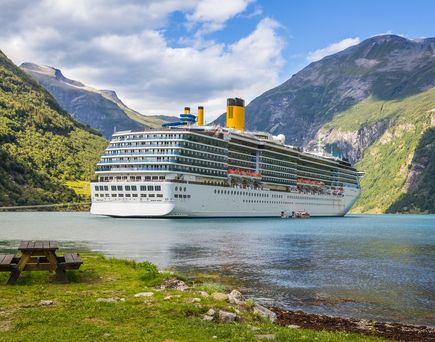 Kreuzfahrtschiff in den Fjorden Norwegens