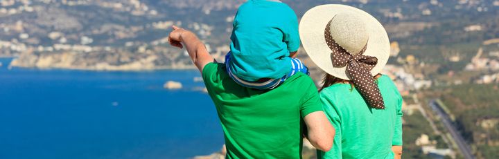 Familie von hinten zu sehen schaut über Bucht auf Kreta