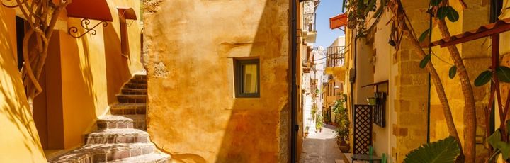 Eine enge Gasse mit alten Gebäuden.