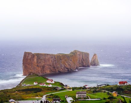 Blick auf die Felsformation aus Kalkstein - den Rocher Percé