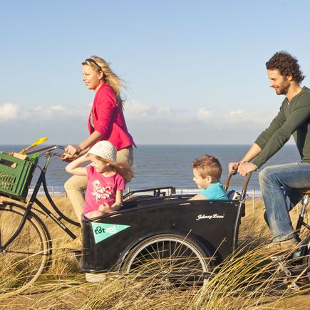 Ferienhaus Urlaub Niederlande Familie auf Fahrrädern