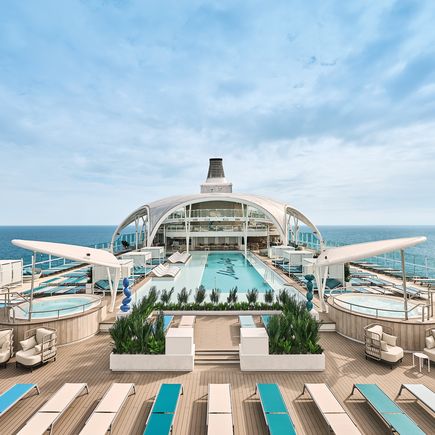 Agora Pooldeck auf der Mein Schiff Flow