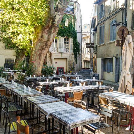 In der Nähe von Camping Le Beauregard locken die hübschen Straßencafés von Avignon