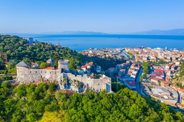 Blick auf die Burg Trsat oberhalb von Rijeka.