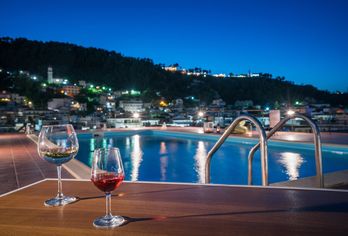 Hotel, Strada Marina