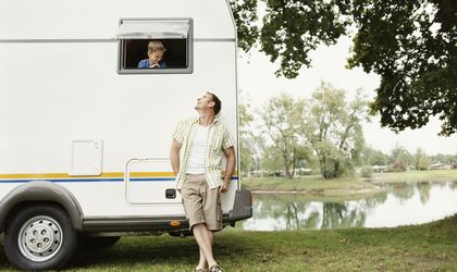 Vater und Sohn vor Camper