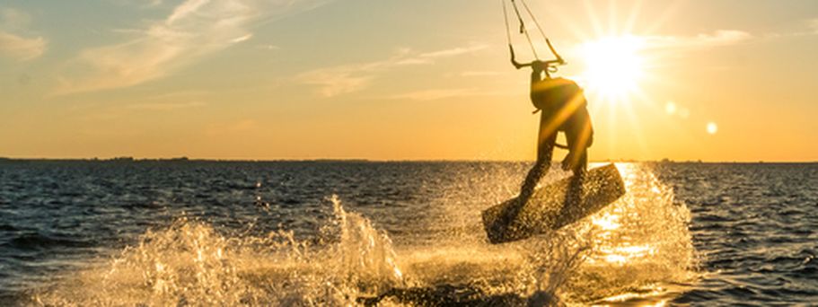 Eine Person, die einen Wassersport betreibt, möglicherweise Kitesurfen.