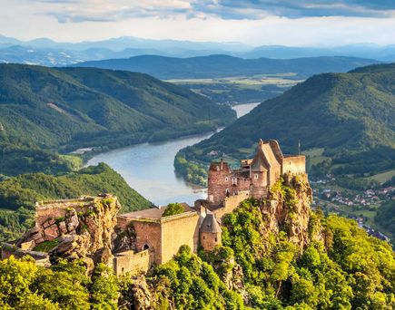 Blick auf Schloss vor Flusspanorama