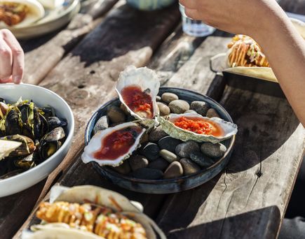 Meeresfrüchte auf verschiedenen Tellern