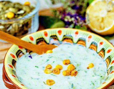 Eine Schale mit Joghurt und Früchten.