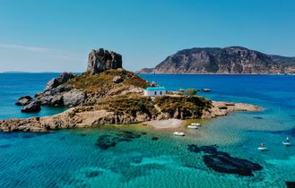 Eine Luftaufnahme einer Insel mit einer Kirche auf einem Felsen.