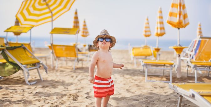 Kind am Strand