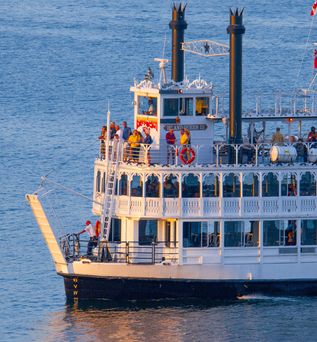Kingston 1000 Inseln Blick auf Boot mir vielen Menschen an Deck