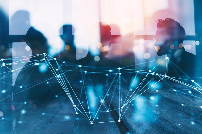 Silhouetten eines Geschäftstreffens im Konferenzraum, überlagert von digitalem Netzwerk aus leuchtenden Datenpunkten.
