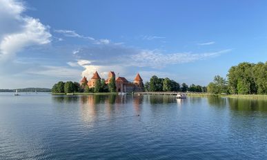 Litauen entdecken – vom Bernsteinstrand bis zum Berg der Kreuze