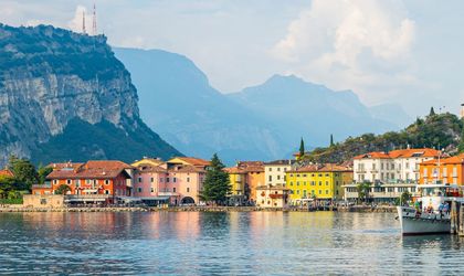 Eine Stadtansicht am See mit Gebäuden und Bergen.