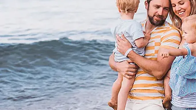 Familie mit Baby am Strand