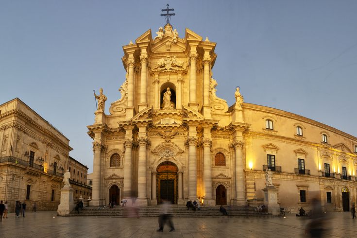 Ein historisches Gebäude mit einer imposanten Fassade und einem Turm.
