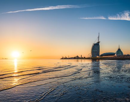 Blick über Bremerhaven bei Sonnenaufgang.