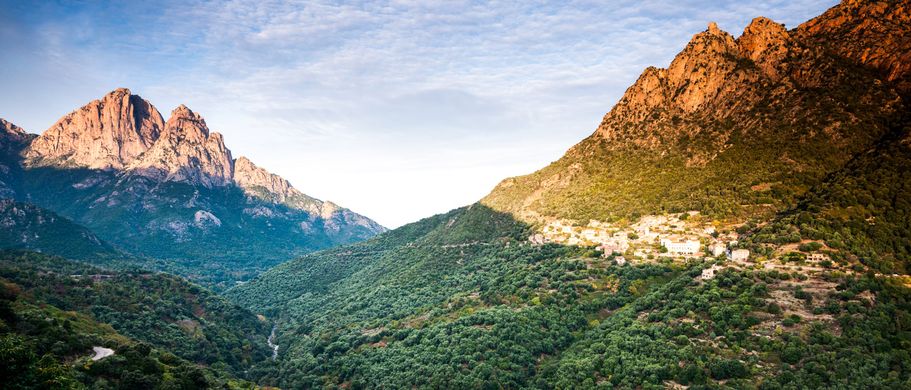 Panoramablick über die Berge Korsikas