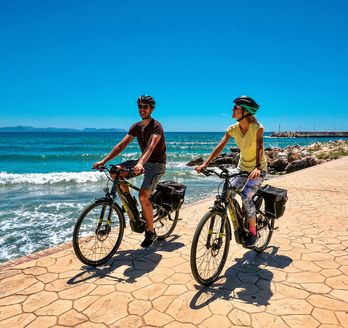 Paar fährt an der Küste entlang Fahrrad