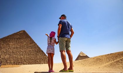 Vater und Tochter vor Pyramide