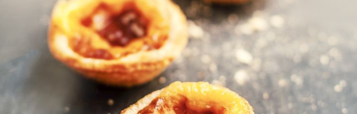 Mehrere kleine, süße Gebäcke mit einer Füllung.