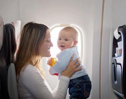 Mutter mit Baby im Flugzeug