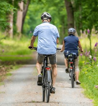 2 Personen fahren mit dem E-Bike