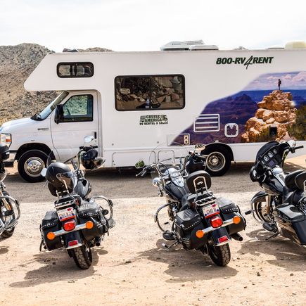 Camper USA Wohnmobil Reise Motorräder und Wohnmobil auf Parkplatz
