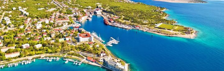 Eine Luftaufnahme einer Küstenstadt mit einem Hafen.